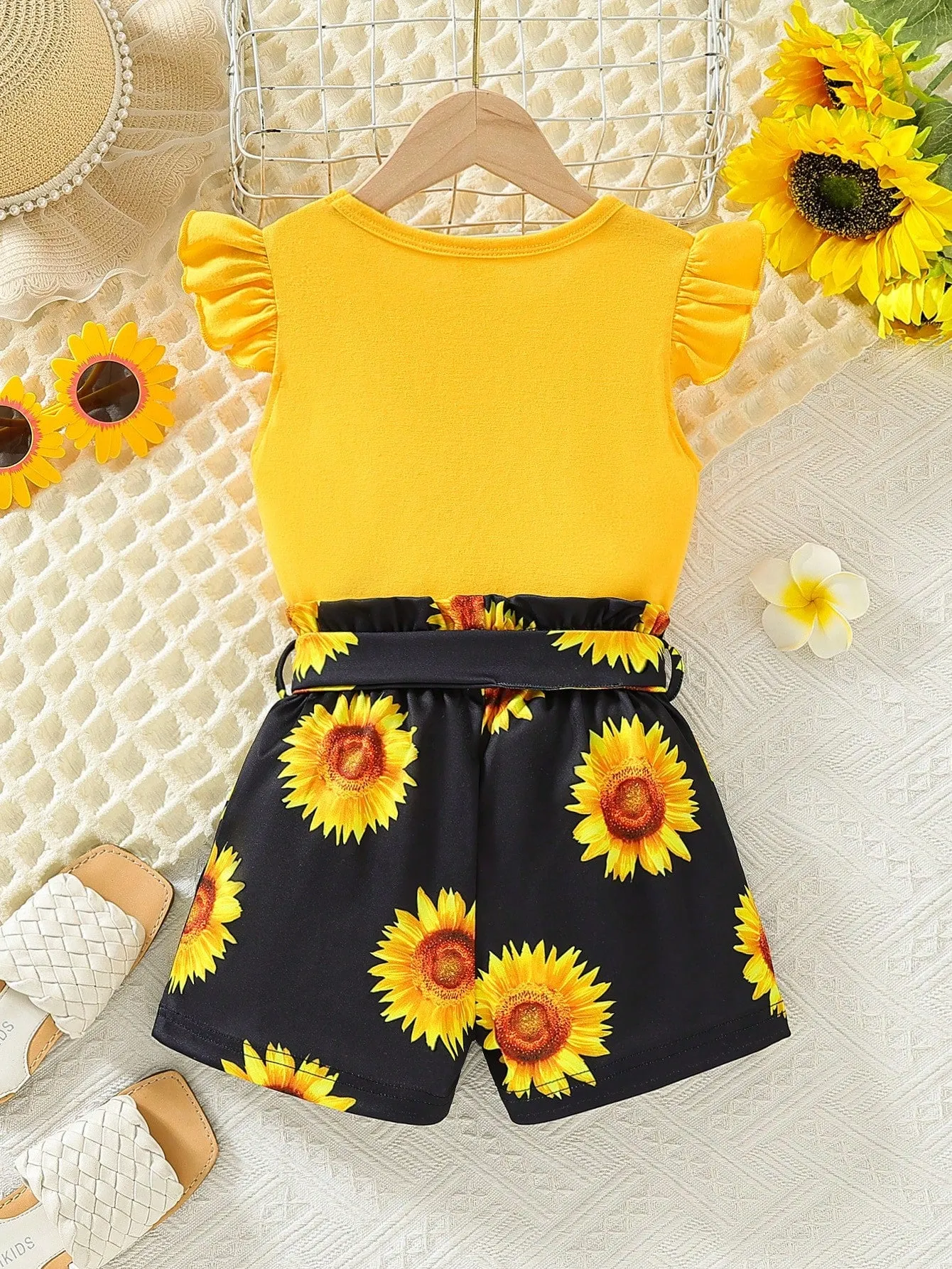 SHEIN Young Girl Round Neck Short-Sleeved Simple Top And Sunflower Print Shorts With Waist Belt, 2pcs Set