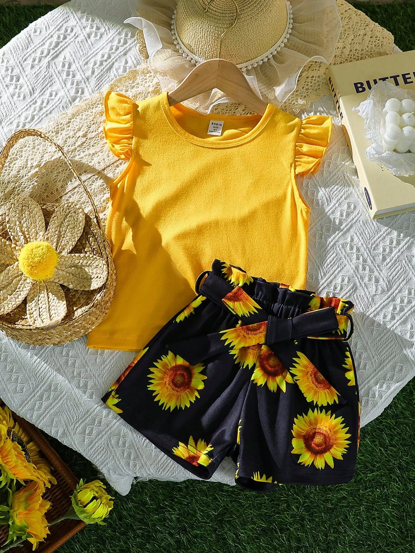 SHEIN Young Girl Round Neck Short-Sleeved Simple Top And Sunflower Print Shorts With Waist Belt, 2pcs Set